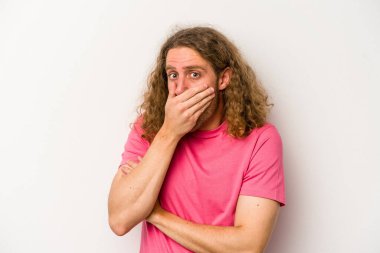 Beyaz arka planda izole edilmiş genç beyaz adam korkmuş ve korkmuş..