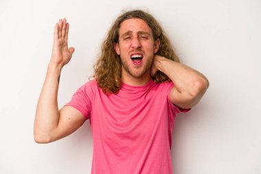 Beyaz arka planda izole edilmiş genç beyaz bir adam öfkeyle bağırıyor..