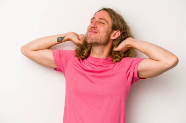 Beyaz arka planda izole edilmiş genç beyaz adam kollarını uzatıyor, rahat bir konumda..