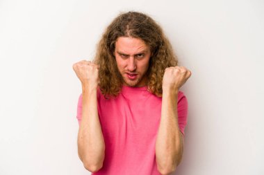 Beyaz arka planda izole edilmiş genç beyaz adam gergin elleriyle çığlık atıyor..