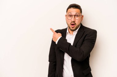 Beyaz arka planda izole edilmiş İspanyol iş adamı yan tarafı gösteriyor.