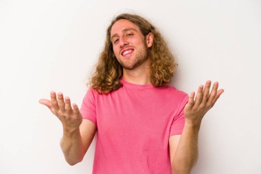 Beyaz arka planda izole edilmiş beyaz bir genç hoş bir ifade sergiliyor..