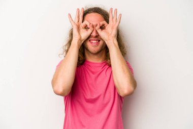 Beyaz arka planda izole genç beyaz adam heyecanlı tamam göz jesti tutmak.