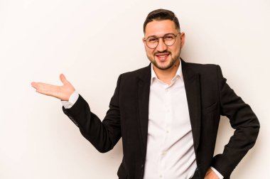 Beyaz arka planda izole edilmiş İspanyol bir adam bir avuç içinde fotokopi alanı ve belinde bir el daha gösteriyor..