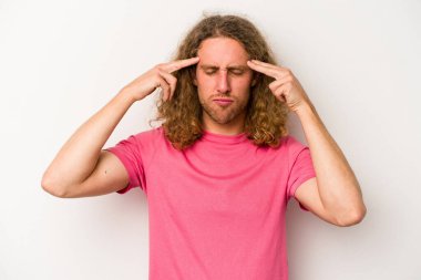 Beyaz arka planda izole edilmiş genç beyaz bir adam bir göreve odaklanmış, işaret parmaklarını işaret ediyor..