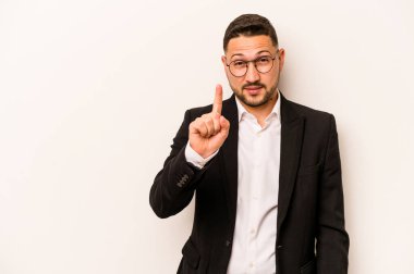 İspanyol iş adamı beyaz arka planda izole edildi. Parmağıyla bir numarayı gösteriyor..