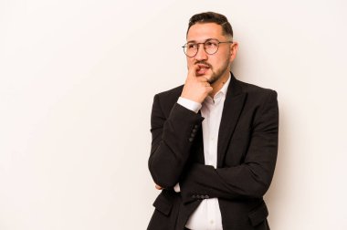 Beyaz arka planda izole edilmiş İspanyol bir adam. Bir şeyin fotokopi alanına baktığını düşünerek rahatlamış..