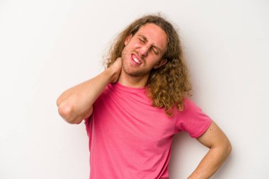 Beyaz arka planda izole edilmiş genç beyaz bir adam sabit yaşam tarzından dolayı boyun ağrısı çekiyor..