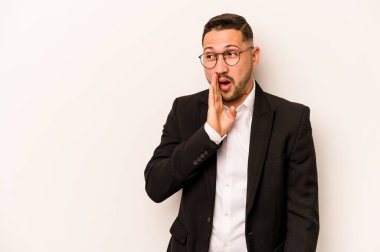 Beyaz arka planda izole edilmiş İspanyol bir adam gizli bir sıcak fren haberinden bahsediyor.