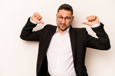 Beyaz arka planda izole edilmiş İspanyol iş adamı gururlu ve kendinden emin hissediyor, örnek olarak..