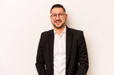 Beyaz arka planda izole edilmiş İspanyol bir adam mutlu, güler yüzlü ve neşeli..