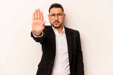 İspanyol iş adamı beyaz arka planda izole edilmiş, elini uzatmış, dur işareti göstererek seni engelliyor..