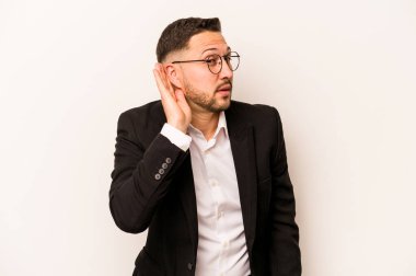Beyaz arka planda izole edilmiş İspanyol bir adam bir dedikoduyu dinlemeye çalışıyor..