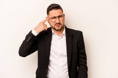 Beyaz arka planda izole edilmiş İspanyol bir adam işaret parmağıyla bir hayal kırıklığı gösteriyor..