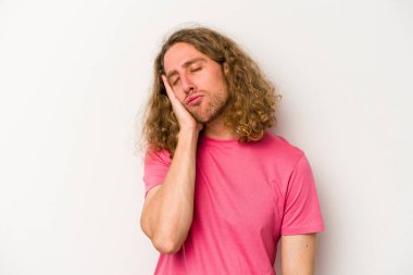 Beyaz arka planda izole edilmiş, sıkılmış, yorgun ve dinlenmeye ihtiyacı olan genç beyaz bir adam..