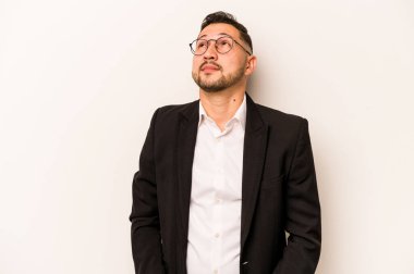 Beyaz arka planda izole edilmiş İspanyol iş adamı hedeflerine ve amaçlarına ulaşma hayali kuruyor.