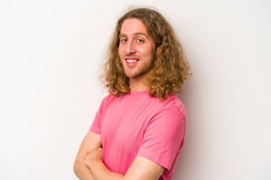 Beyaz arka planda izole edilmiş beyaz bir adam. Kendine güveniyor. Kalçaları tutuyor..