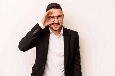 İspanyol iş adamı beyaz arka planda izole edildi. Heyecanlı görünüyor..