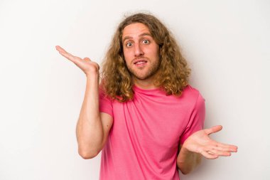 Beyaz arka planda izole edilmiş genç beyaz bir adam. Kafası karışmış ve omuz silkiyor. Kopya alanını tutmak için..