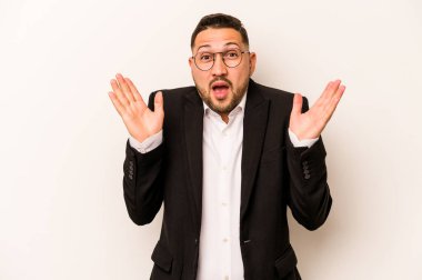 İspanyol iş adamı beyaz arka planda izole edildi. Şaşırdı ve şok oldu..