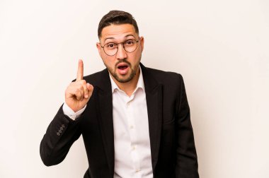 Beyaz arka planda izole edilmiş İspanyol bir adamın bir fikri, ilham konsepti var..