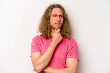 Beyaz arka planda izole edilmiş genç beyaz bir adam virüs veya enfeksiyon yüzünden boğazında ağrı hissediyor..