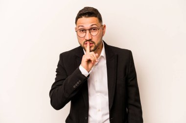 Beyaz arka planda izole edilmiş bir İspanyol iş adamı ya sır saklıyor ya da sessizlik istiyor..