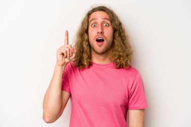 Beyaz arka planda izole genç beyaz adam bir fikri, ilham konsepti var.