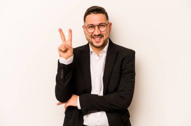 İspanyol iş adamı beyaz arka planda iki numarayı parmaklarıyla gösteriyor..