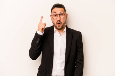 Beyaz arka planda izole edilmiş İspanyol bir adamın harika bir fikri var, yaratıcılık kavramı..