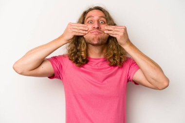 Beyaz arka planda izole genç beyaz adam iki seçenek arasında şüphe.