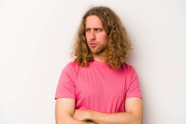 Beyaz arka planda izole genç beyaz adam tekrarlanan bir görevden yoruldu.