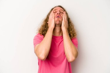 Beyaz arka planda ağlayan ve sızlanan beyaz tenli genç bir adam var..