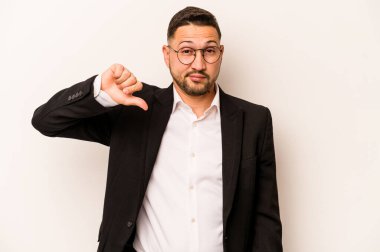 Beyaz arka planda izole edilmiş ispanyol bir adam, hoş olmayan bir jest gösteriyor, kabul etmiyor. Anlaşmazlık konsepti.