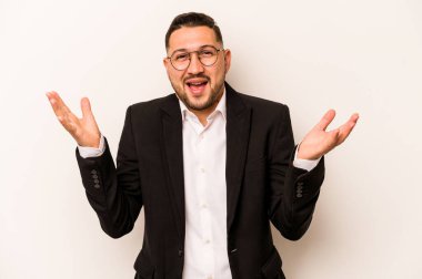 İspanyol iş adamı beyaz arka planda izole edilmiş. Hoş bir sürpriz bekliyor, heyecanlı ve el kaldırıyor..