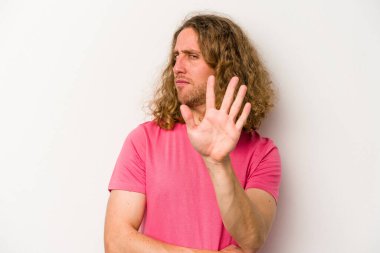 Beyaz arka planda izole edilmiş genç beyaz bir adam tiksinti belirtisi gösteren birini reddediyor..