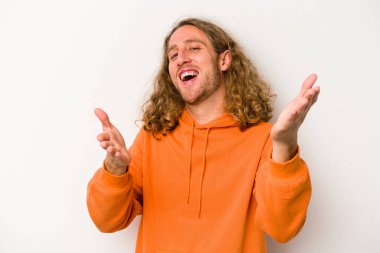 Beyaz arka planda izole edilmiş genç beyaz adam kameraya sarıldığı için kendinden emin hissediyor..