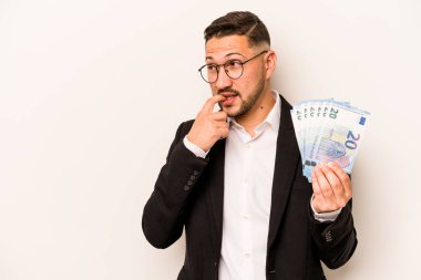 Beyaz arka planda izole edilmiş banknotlar tutan İspanyol bir adam rahatlamış fotokopi alanına bakan bir şey düşünüyor..