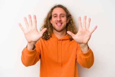 Beyaz arka planda izole edilmiş beyaz tenli genç adam on numarayı elleriyle gösteriyor..