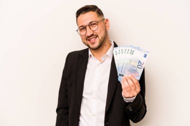 Beyaz arka planda izole edilmiş, mutlu, güler yüzlü ve neşeli banknotları tutan İspanyol iş adamı..