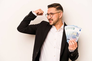 Hispanik adamın elinde banknotlar var. Beyaz arka planda izole edilmiş. Zaferden sonra yumruğunu kaldırıyor..