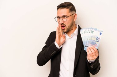 Beyaz arka planda izole edilmiş banknotları tutan İspanyol bir adam gizli bir sıcak fren haberi veriyor ve kenara bakıyor.