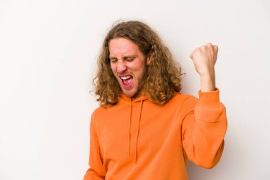 Beyaz arka planda izole edilmiş genç beyaz adam tasasız ve heyecanlı bir şekilde tezahürat yapıyor. Zafer konsepti.