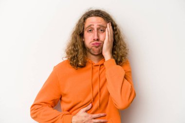 Beyaz arka planda izole olmuş beyaz tenli genç adamın yanakları şişer, yorgun bir ifadesi vardır. Yüz ifadesi kavramı.