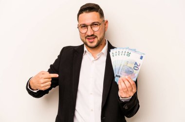 Hispanik bir adamın elinde banknotlar var. Beyaz arka planda yaşayan, gömlek fotokopisini çeken, gururlu ve kendinden emin bir adam.