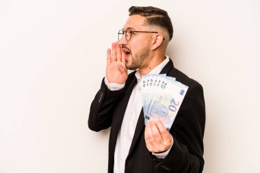 Beyaz arka planda izole edilmiş banknotlar tutan İspanyol bir adam bağırıyor ve avuç içini açık tutuyor..