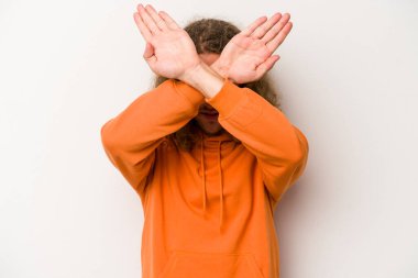 Beyaz arka planda izole genç beyaz adam iki kolu çapraz tutuyor, inkar kavramı.