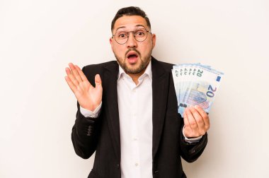 Hispanik bir adamın elinde banknotlar tutması beyaz bir arkaplanda şaşırtıcı ve şok edici..