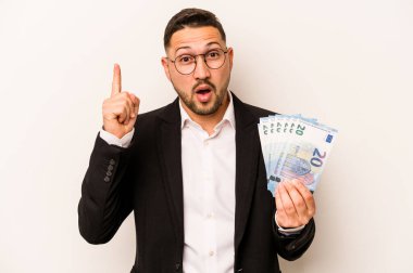 Hispanik bir adamın elinde banknotlar tutarken beyaz arka planda bir fikri, ilham konsepti var..