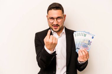 Beyaz arka planda para tutan İspanyol bir adam seni işaret ediyor. Sanki seni davet ediyormuş gibi..